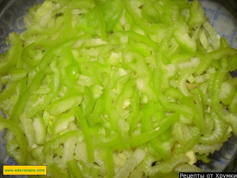 Шаг 5 приготовления Легкий салат с беконом и майонезом слоями