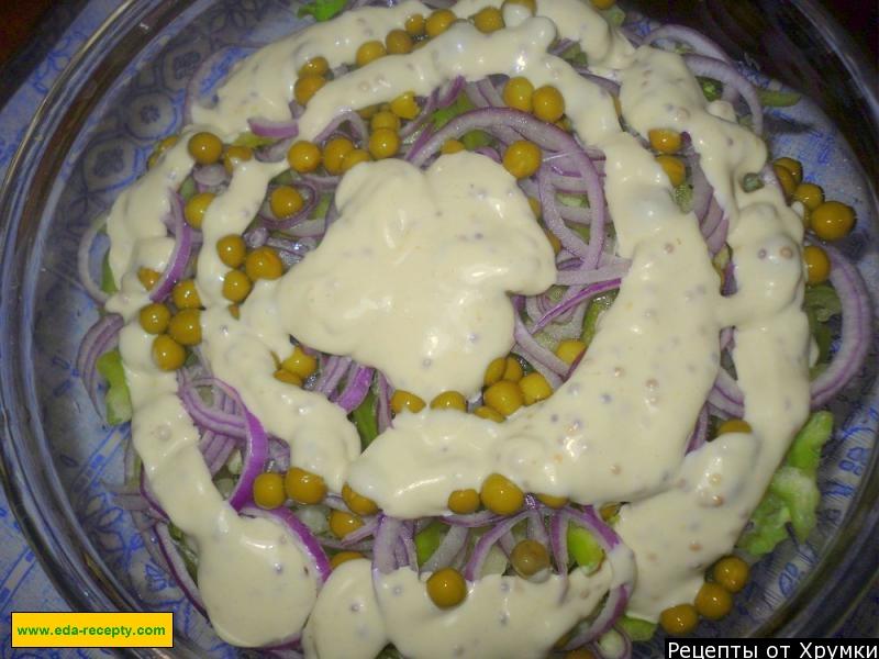 Шаг 9 приготовления Легкий салат с беконом и майонезом слоями