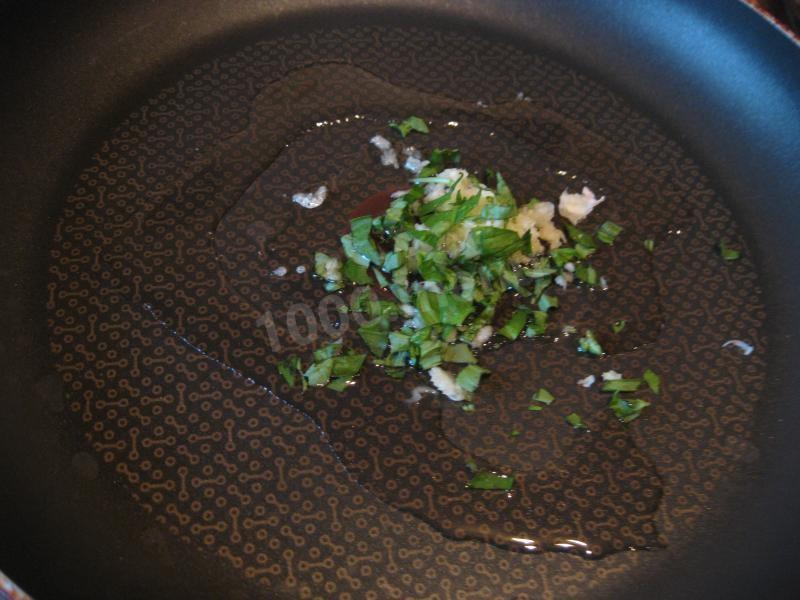 Шаг 10 приготовления Салат из красной фасоли с ветчиной и сухариками
