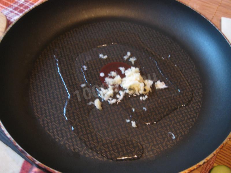 Шаг 8 приготовления Салат из красной фасоли с ветчиной и сухариками