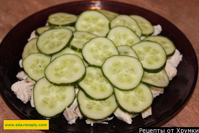 Шаг 8 приготовления Салат Нежный с курицей и огурцами