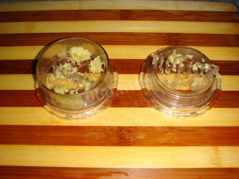 Шаг 10 приготовления Салат слоеный с курицей грибами сыром