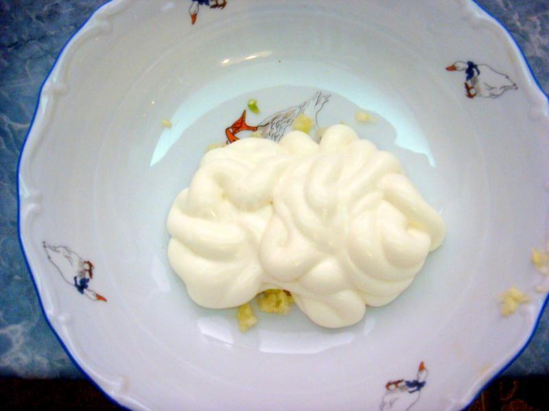 Шаг 12 приготовления Салат слоеный с курицей грибами сыром