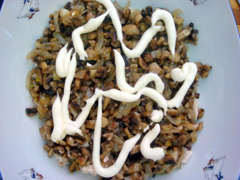 Шаг 13 приготовления Салат слоеный с курицей грибами сыром