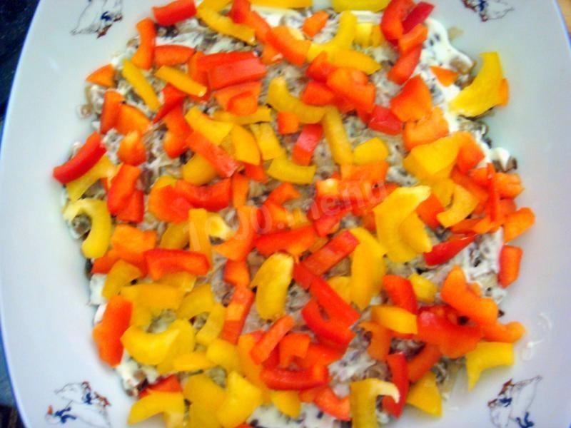 Шаг 15 приготовления Салат слоеный с курицей грибами сыром