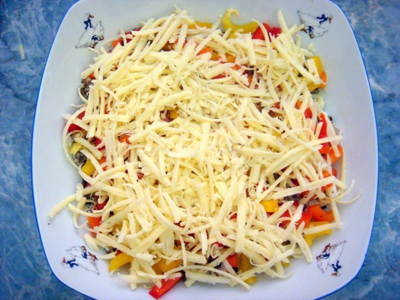 Шаг 16 приготовления Салат слоеный с курицей грибами сыром