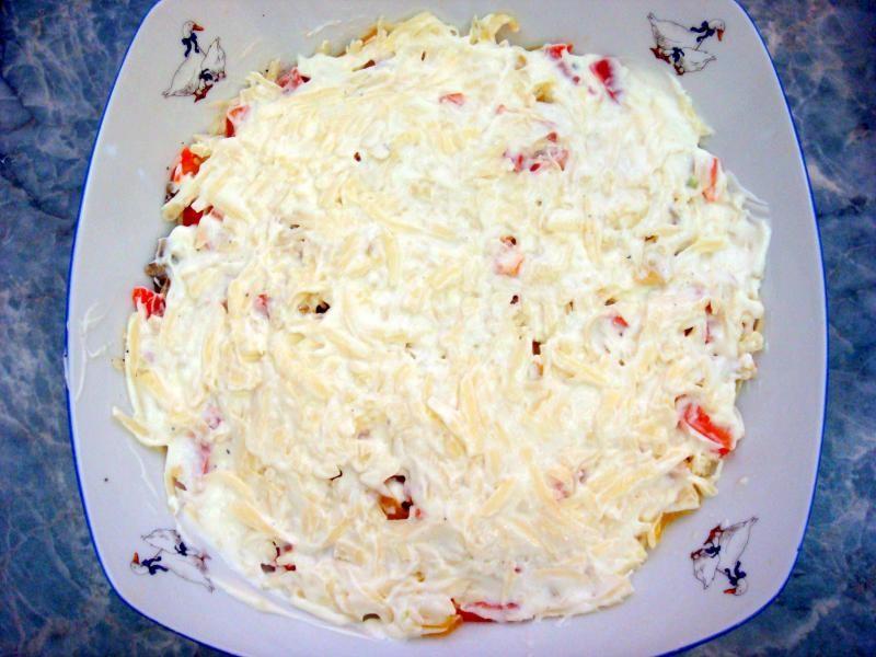 Шаг 17 приготовления Салат слоеный с курицей грибами сыром