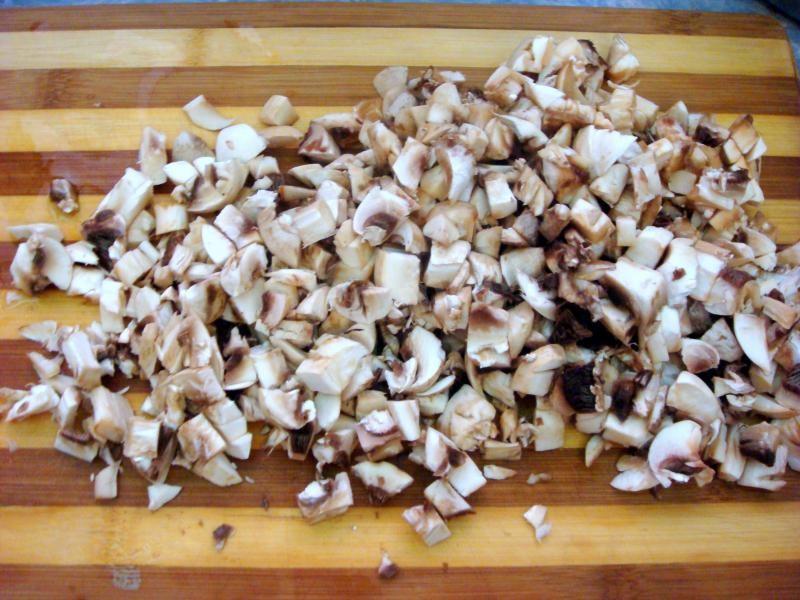 Шаг 4 приготовления Салат слоеный с курицей грибами сыром