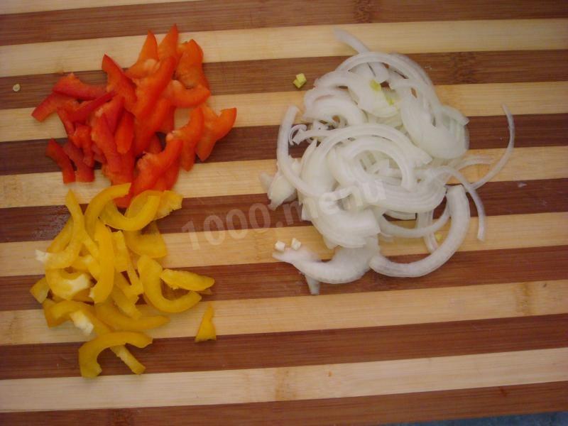Шаг 5 приготовления Салат слоеный с курицей грибами сыром