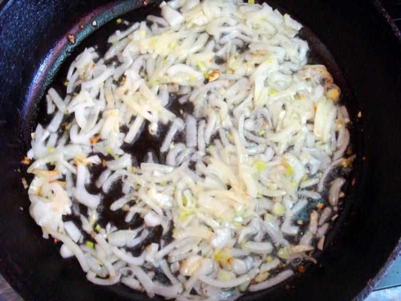 Шаг 6 приготовления Салат слоеный с курицей грибами сыром