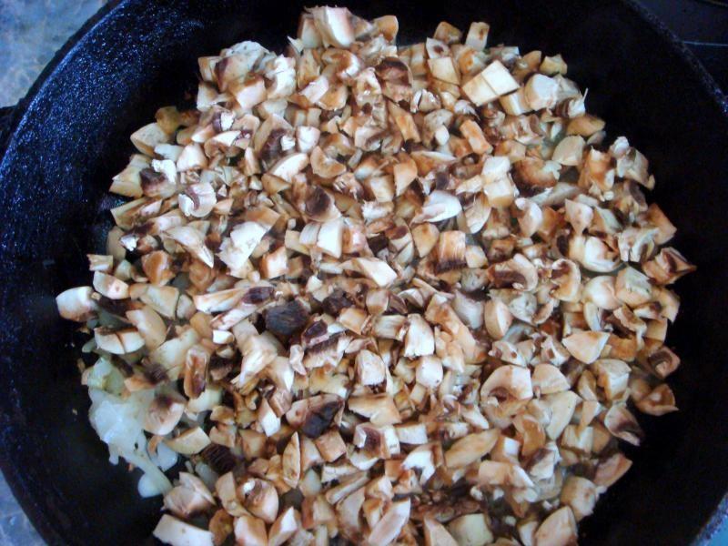 Шаг 7 приготовления Салат слоеный с курицей грибами сыром