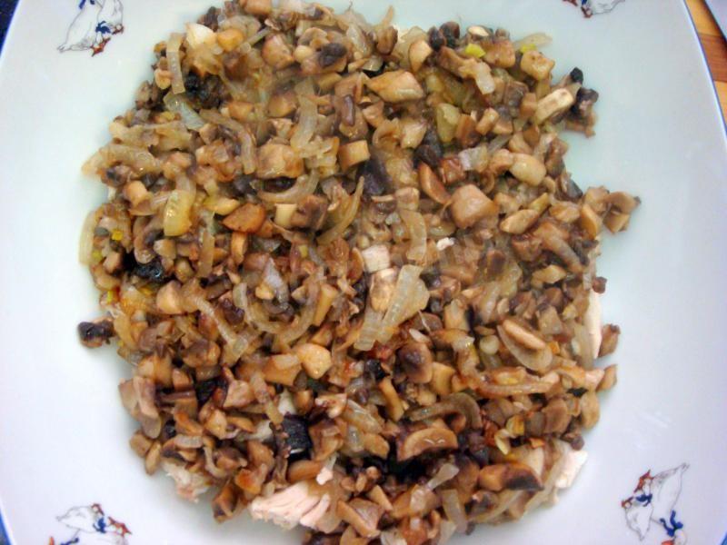 Шаг 9 приготовления Салат слоеный с курицей грибами сыром
