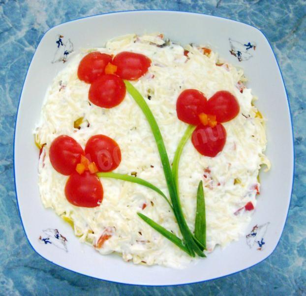 Обложка рецепта Салат слоеный с курицей грибами сыром