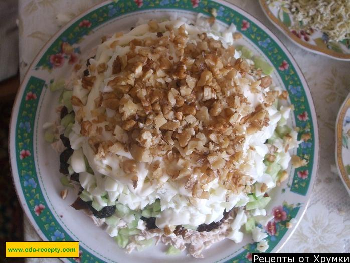 Шаг 14 приготовления Салат куриный орехи яйца чернослив