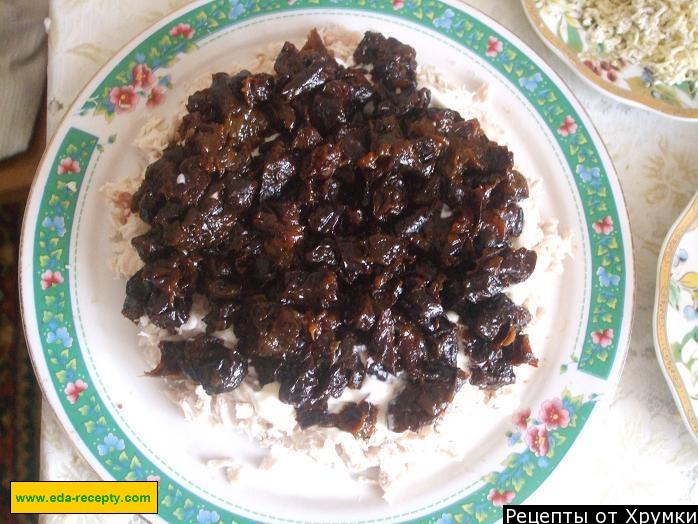 Шаг 9 приготовления Салат куриный орехи яйца чернослив