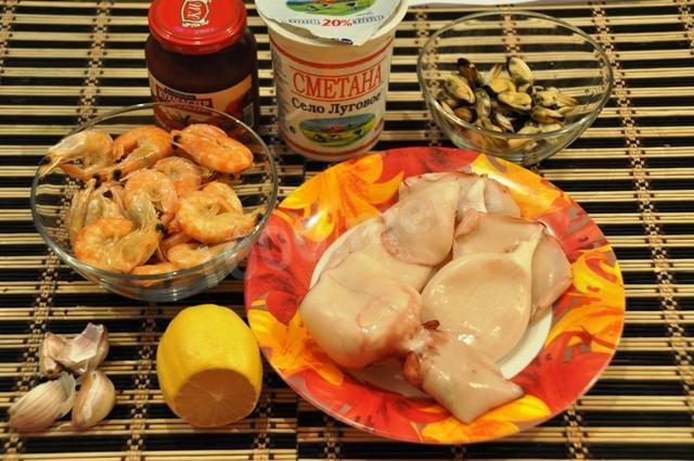 Шаг 1 приготовления Теплый салат с морепродуктами креветками и кальмарами