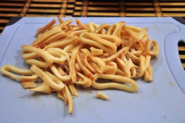 Шаг 2 приготовления Теплый салат с морепродуктами креветками и кальмарами