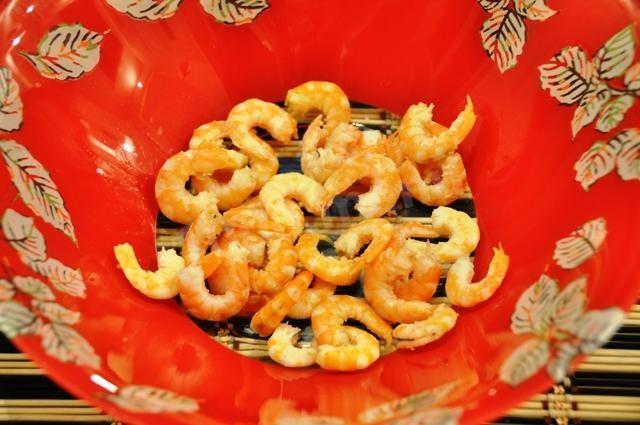 Шаг 3 приготовления Теплый салат с морепродуктами креветками и кальмарами