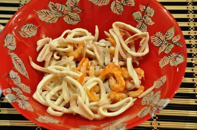 Шаг 4 приготовления Теплый салат с морепродуктами креветками и кальмарами