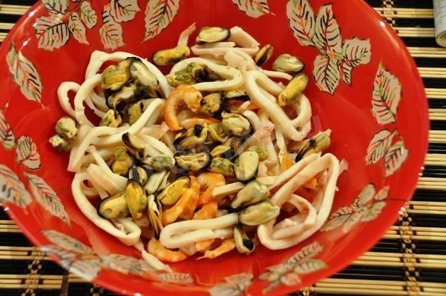 Шаг 5 приготовления Теплый салат с морепродуктами креветками и кальмарами