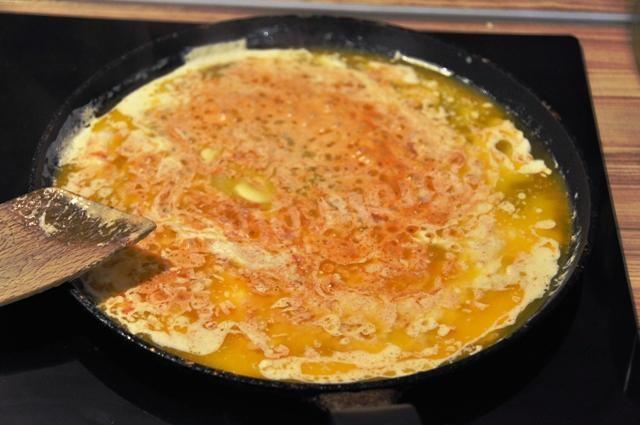Шаг 8 приготовления Теплый салат с морепродуктами креветками и кальмарами