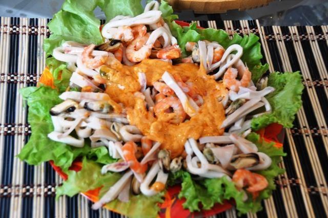 Шаг 9 приготовления Теплый салат с морепродуктами креветками и кальмарами