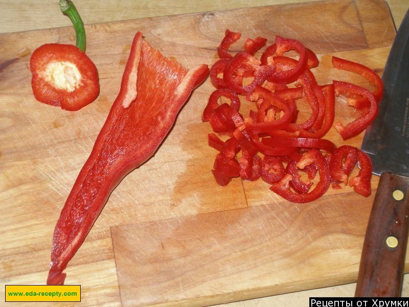 Шаг 2 приготовления Салат с зеленым горошком и яйцом