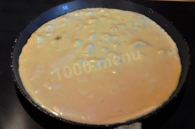 Шаг 3 приготовления Салат с омлетом и копченой курицей и майонезом