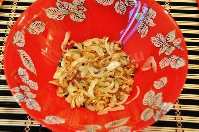 Шаг 5 приготовления Салат с омлетом и копченой курицей и майонезом