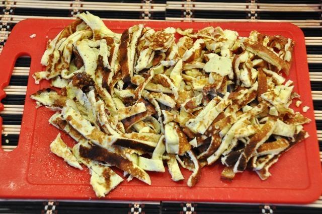Шаг 6 приготовления Салат с омлетом и копченой курицей и майонезом