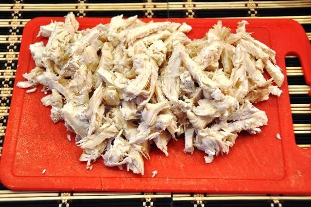 Шаг 7 приготовления Салат с омлетом и копченой курицей и майонезом