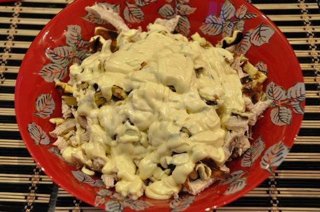 Шаг 8 приготовления Салат с омлетом и копченой курицей и майонезом