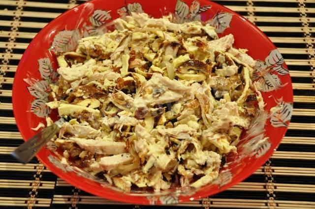 Шаг 9 приготовления Салат с омлетом и копченой курицей и майонезом