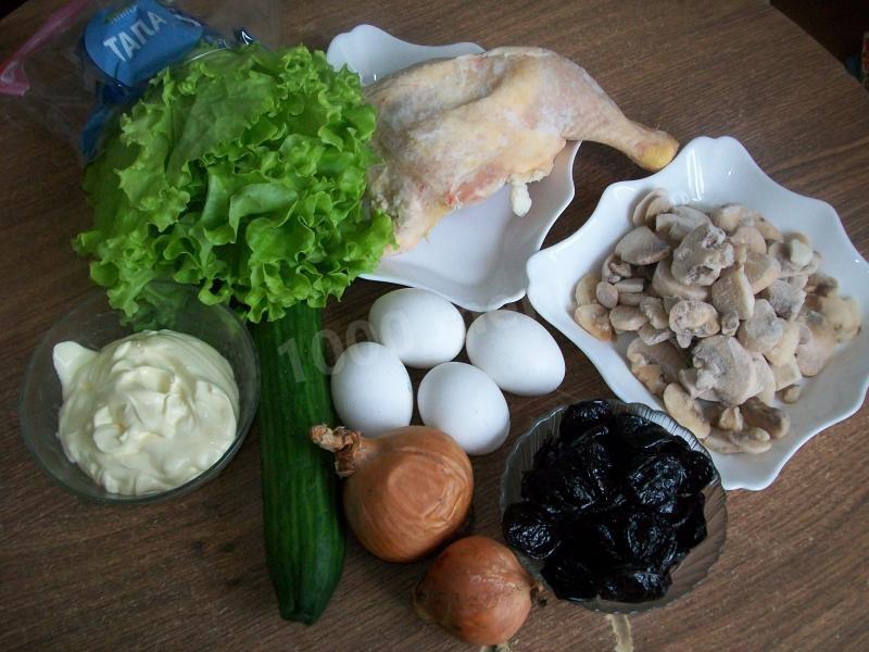 Шаг 1 приготовления Салат из курицы с черносливом с жареными грибами
