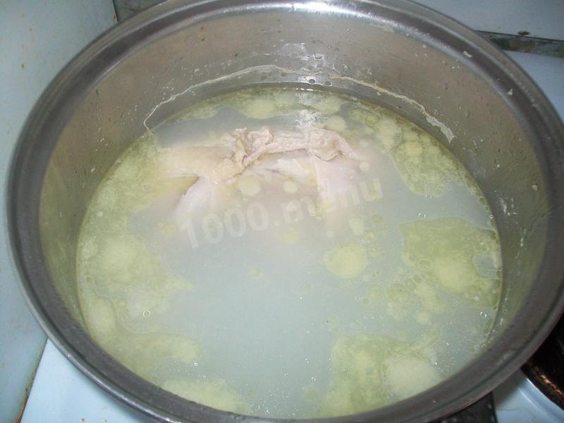 Шаг 2 приготовления Салат из курицы с черносливом с жареными грибами