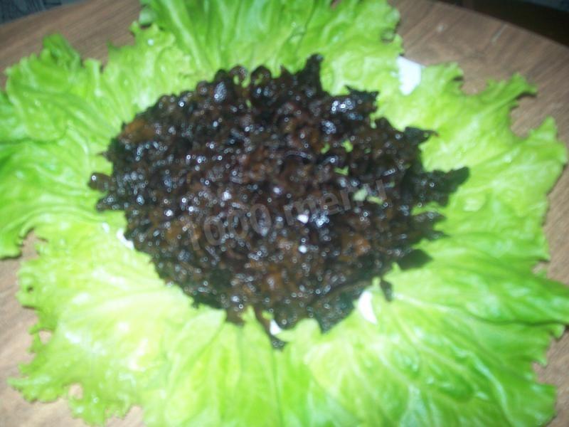 Шаг 7 приготовления Салат из курицы с черносливом с жареными грибами