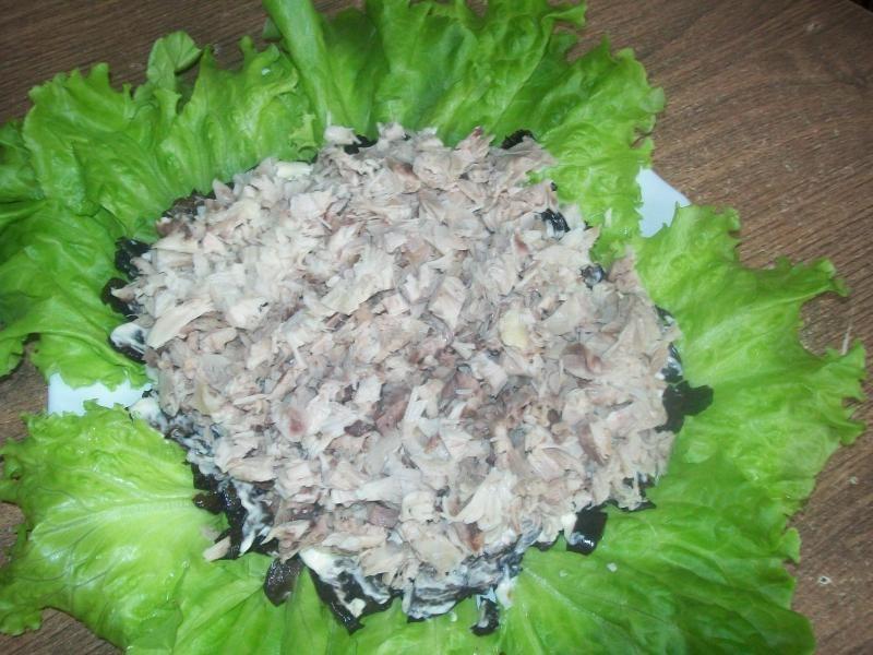 Шаг 8 приготовления Салат из курицы с черносливом с жареными грибами