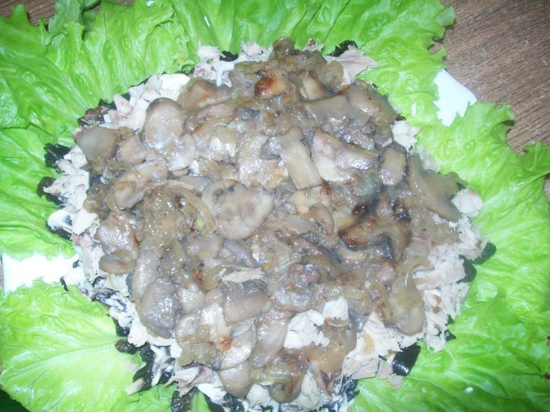 Шаг 9 приготовления Салат из курицы с черносливом с жареными грибами