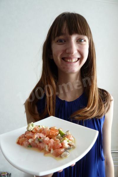 Шаг 10 приготовления Салат с красной рыбой и маринованными грибами