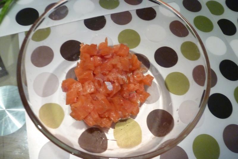 Шаг 2 приготовления Салат с красной рыбой и маринованными грибами