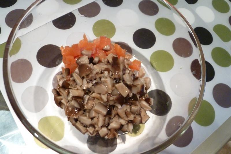 Шаг 3 приготовления Салат с красной рыбой и маринованными грибами