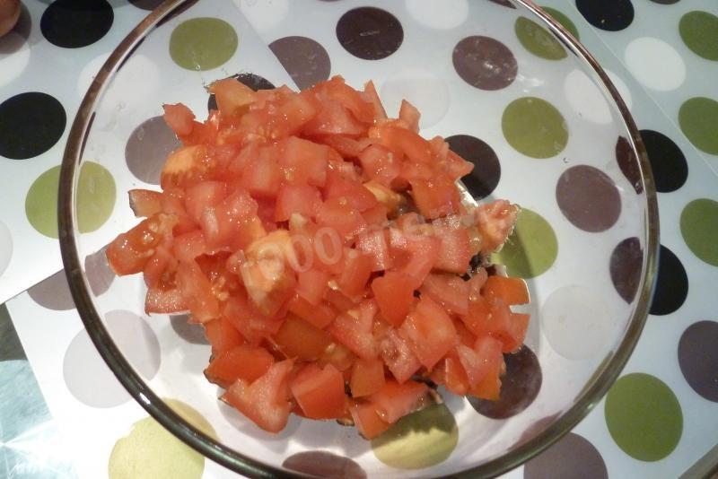 Шаг 4 приготовления Салат с красной рыбой и маринованными грибами