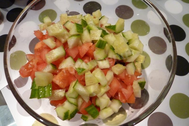 Шаг 5 приготовления Салат с красной рыбой и маринованными грибами