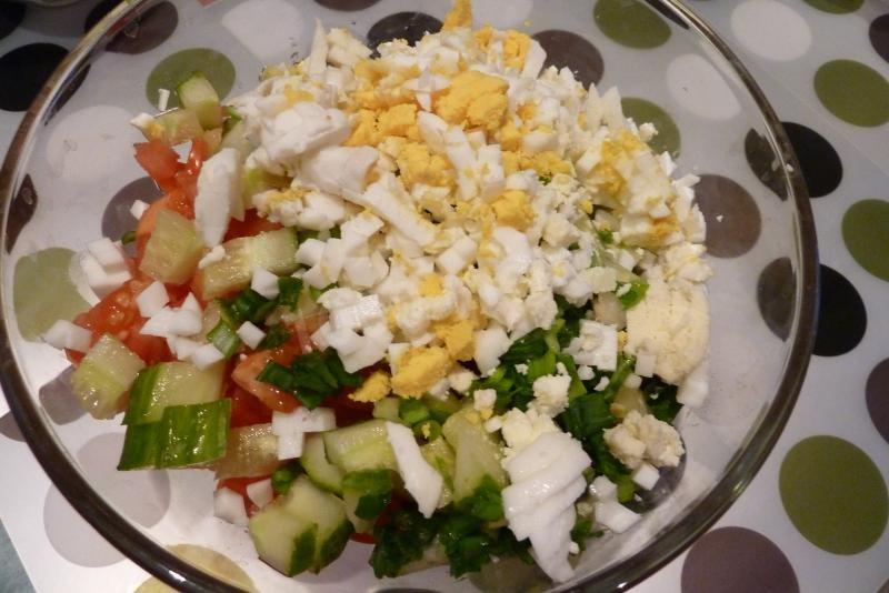 Шаг 7 приготовления Салат с красной рыбой и маринованными грибами