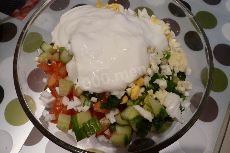 Шаг 8 приготовления Салат с красной рыбой и маринованными грибами