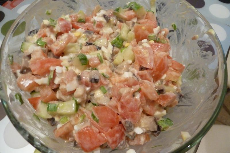 Шаг 9 приготовления Салат с красной рыбой и маринованными грибами
