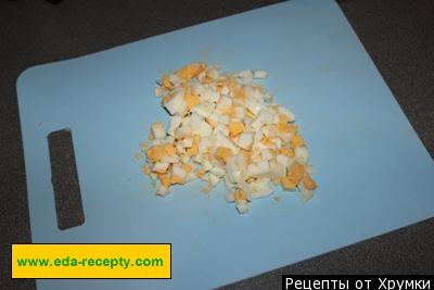 Шаг 5 приготовления Салат с крабовым мясом и капустой и помидорами