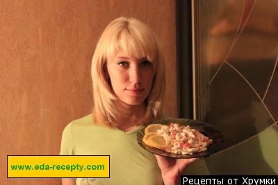 Шаг 7 приготовления Салат с крабовым мясом и капустой и помидорами