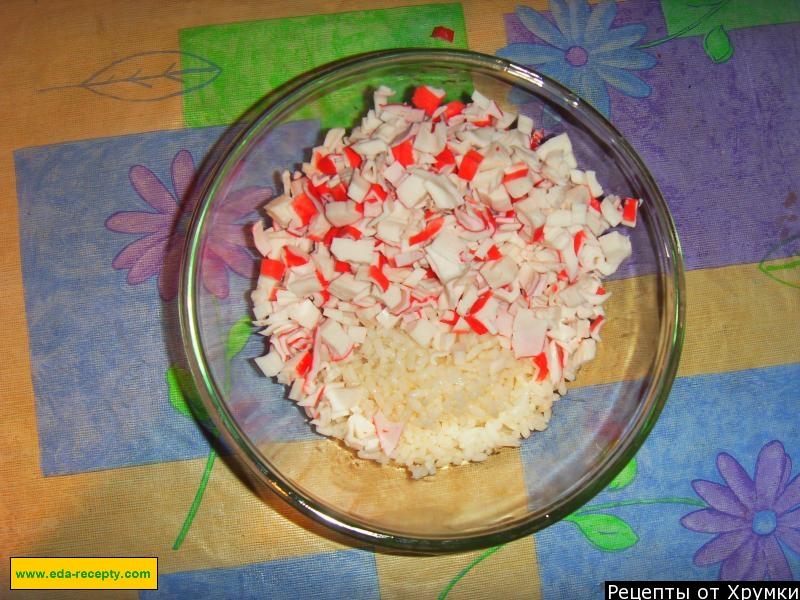 Шаг 2 приготовления Крабовый салат с яйцами классический