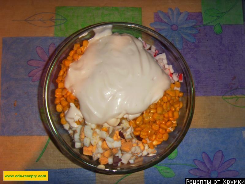 Шаг 5 приготовления Крабовый салат с яйцами классический